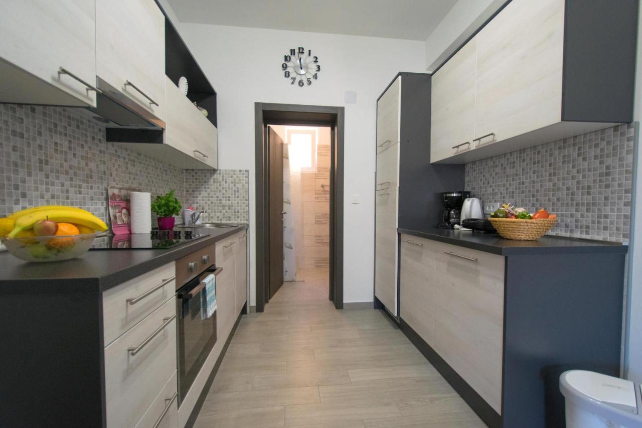 Apartments Mladenka Malinska Bagian luar foto