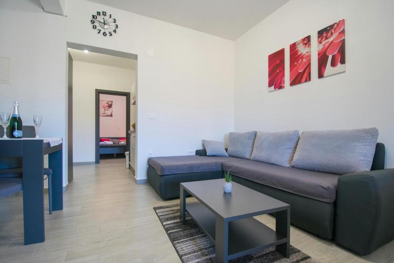 Apartments Mladenka Malinska Bagian luar foto