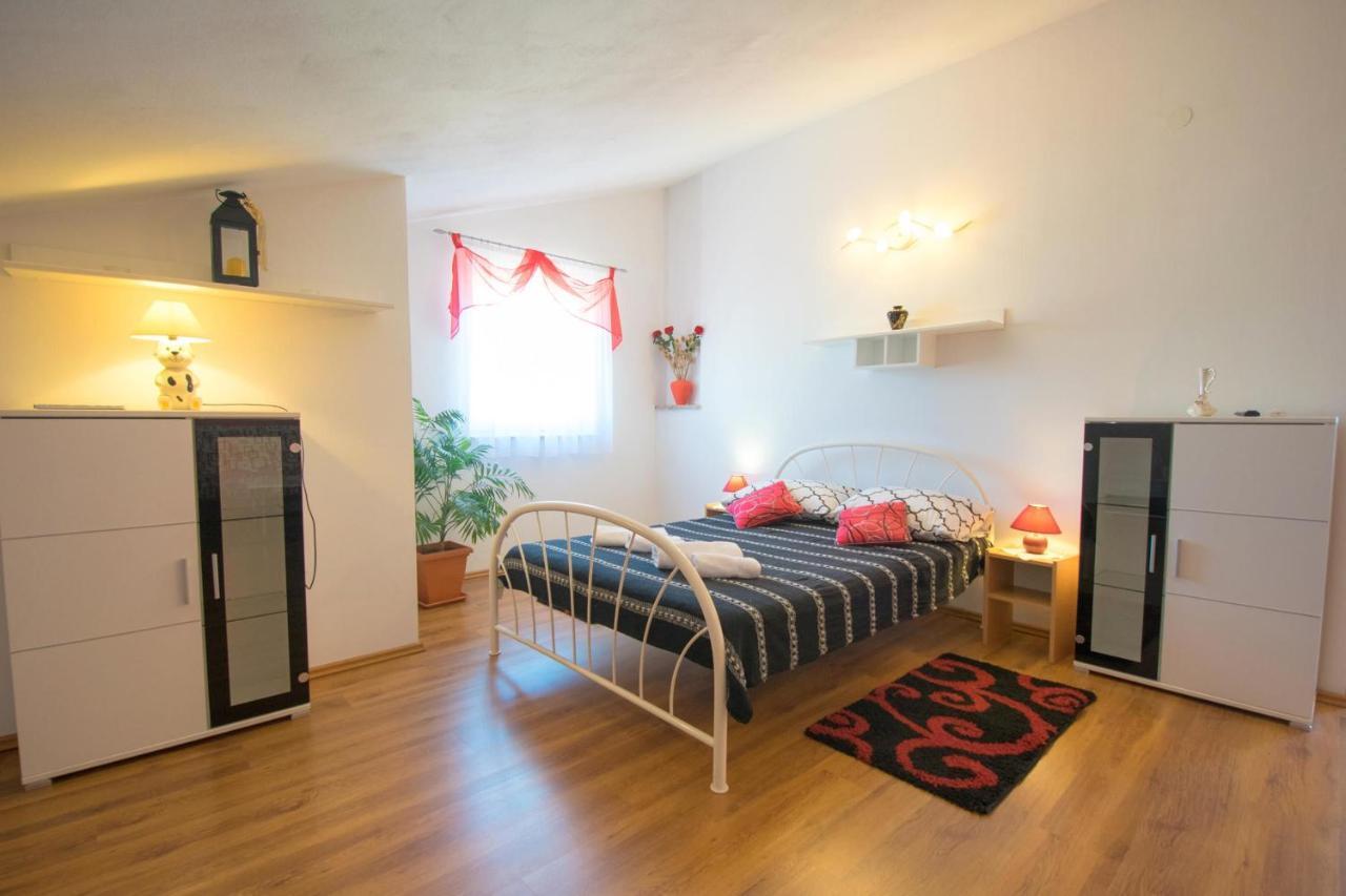 Apartments Mladenka Malinska Bagian luar foto