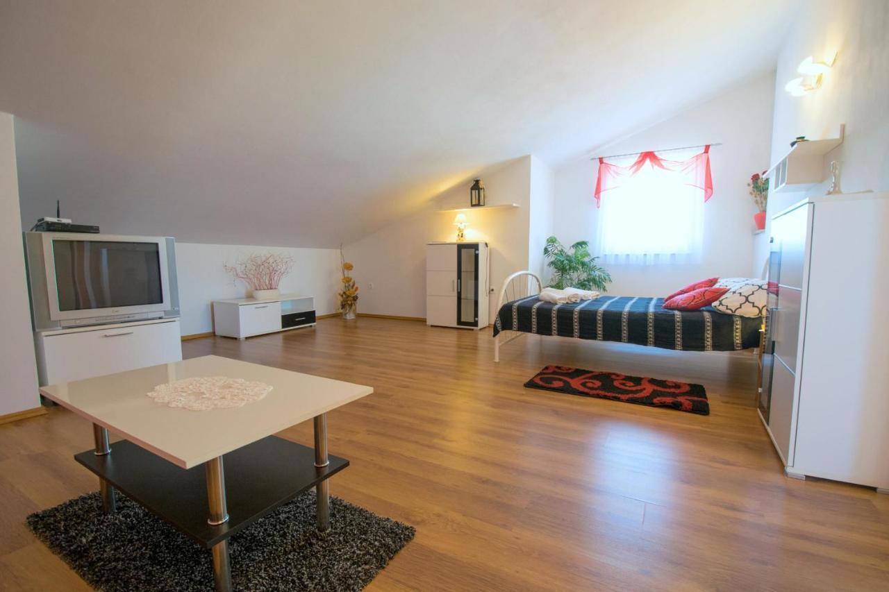 Apartments Mladenka Malinska Bagian luar foto