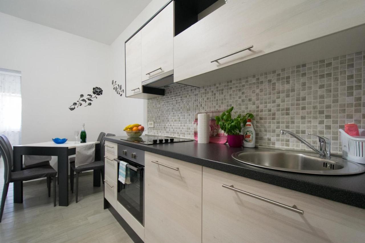 Apartments Mladenka Malinska Bagian luar foto