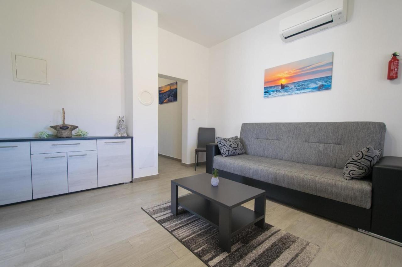 Apartments Mladenka Malinska Bagian luar foto
