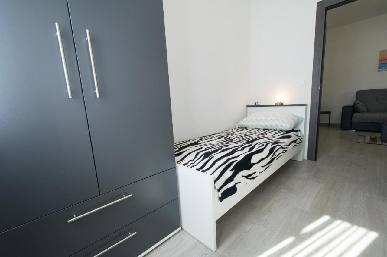 Apartments Mladenka Malinska Bagian luar foto