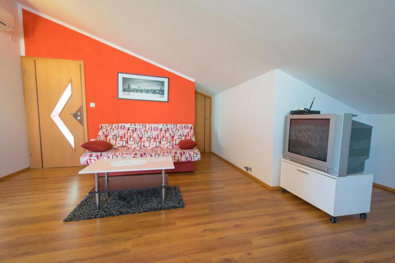Apartments Mladenka Malinska Bagian luar foto