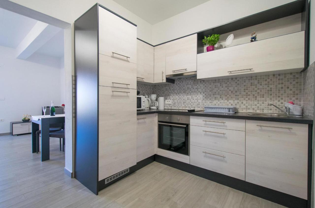 Apartments Mladenka Malinska Bagian luar foto