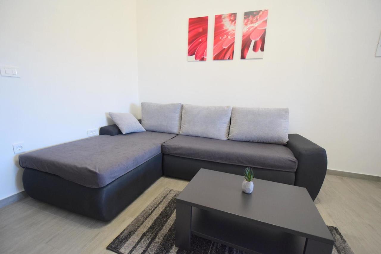 Apartments Mladenka Malinska Bagian luar foto