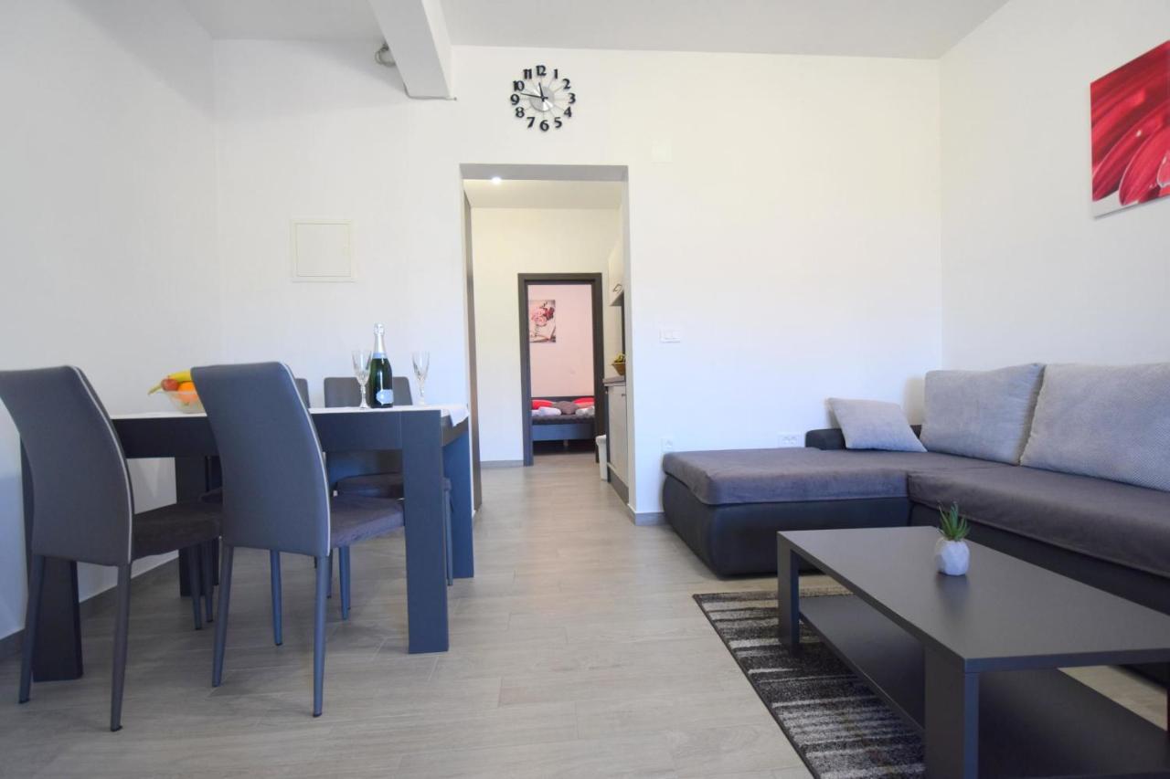 Apartments Mladenka Malinska Bagian luar foto