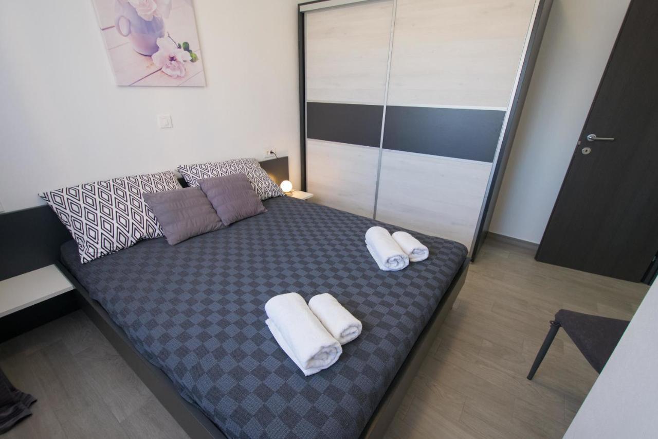 Apartments Mladenka Malinska Bagian luar foto