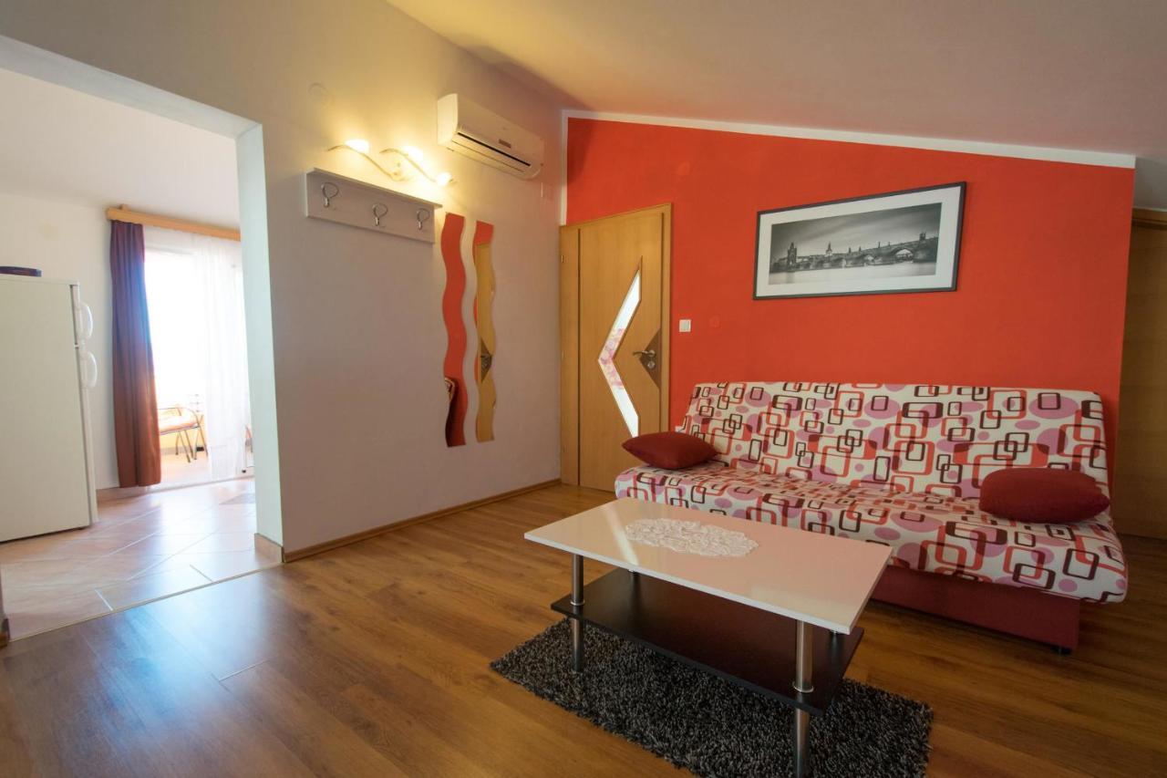 Apartments Mladenka Malinska Bagian luar foto