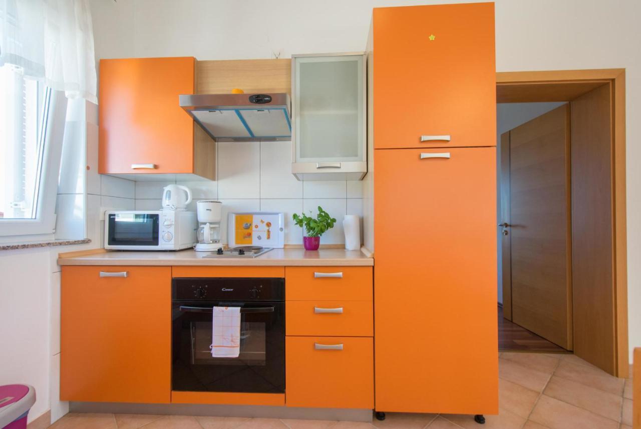 Apartments Mladenka Malinska Bagian luar foto