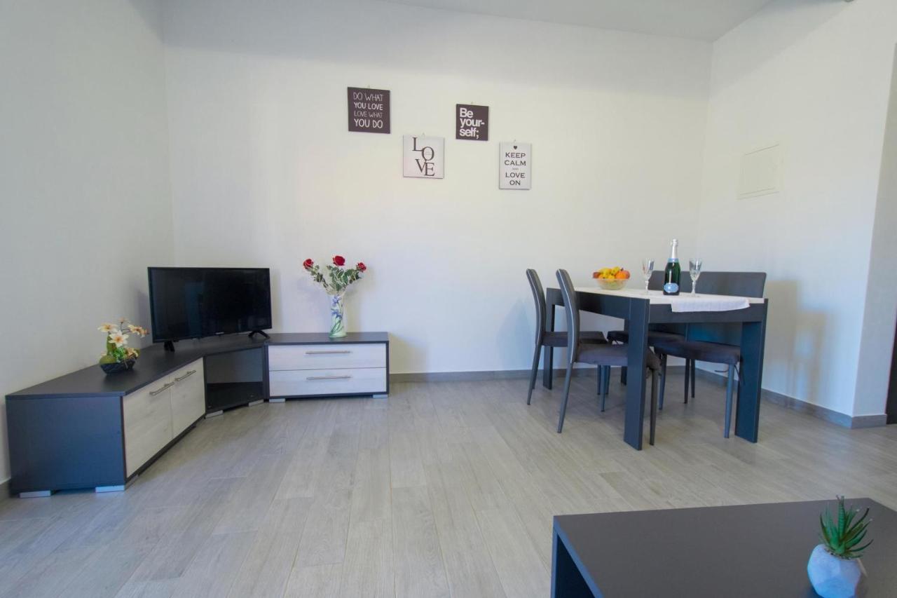 Apartments Mladenka Malinska Bagian luar foto