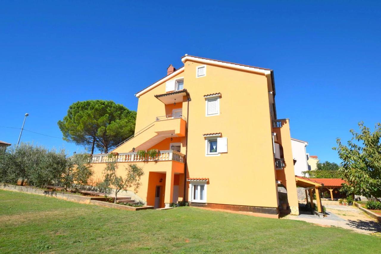 Apartments Mladenka Malinska Bagian luar foto